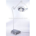Mobile halogen operating lamp with battery